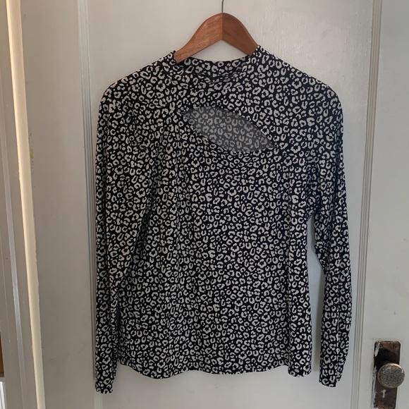 Suzy Shier mock neck top w/ asymmetrical cut out at neckline black & white print - Picture 3 of 12